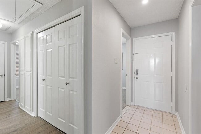 Building Photo - 410 Village Ln