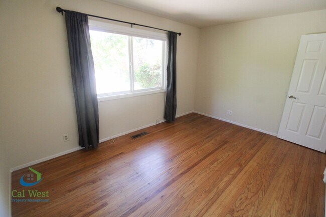 Building Photo - $4895 - Large beautiful 3/2 Home located i...