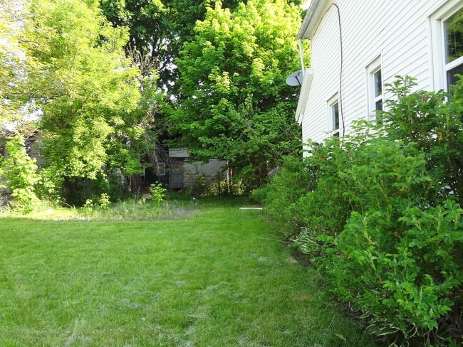 Building Photo - HUGE SINGLE FAMILY FOR RENT !!