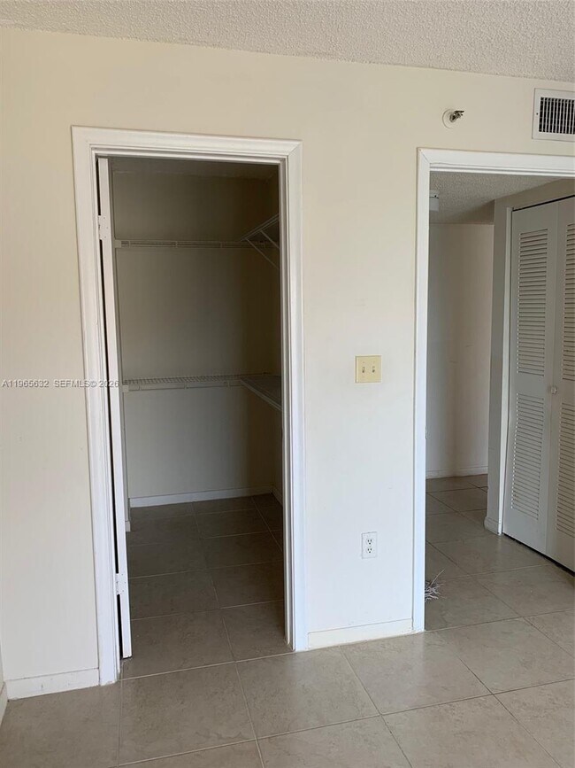 Building Photo - 9688 Fontainebleau Blvd