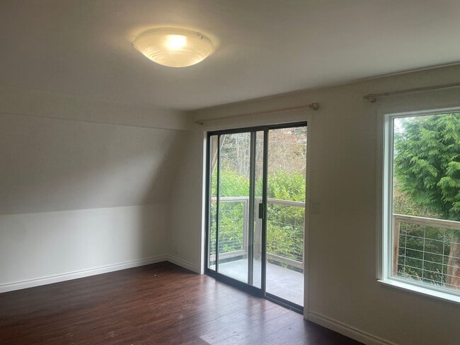 Building Photo - Nicely Maintained Clinton Home with Upgrades and Fenced Yard!