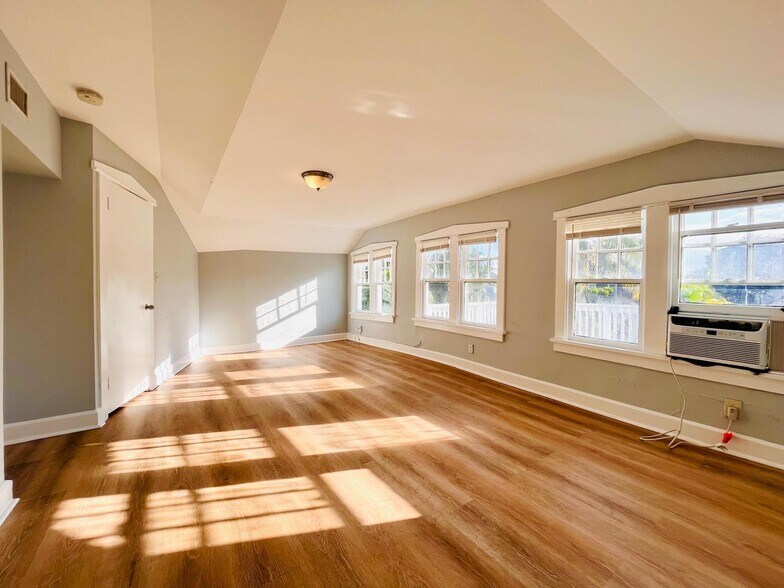 Building Photo - 313 S Lakeside Dr