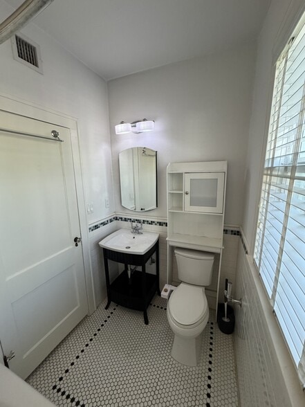 BATH - 1217 SE 1st Ave