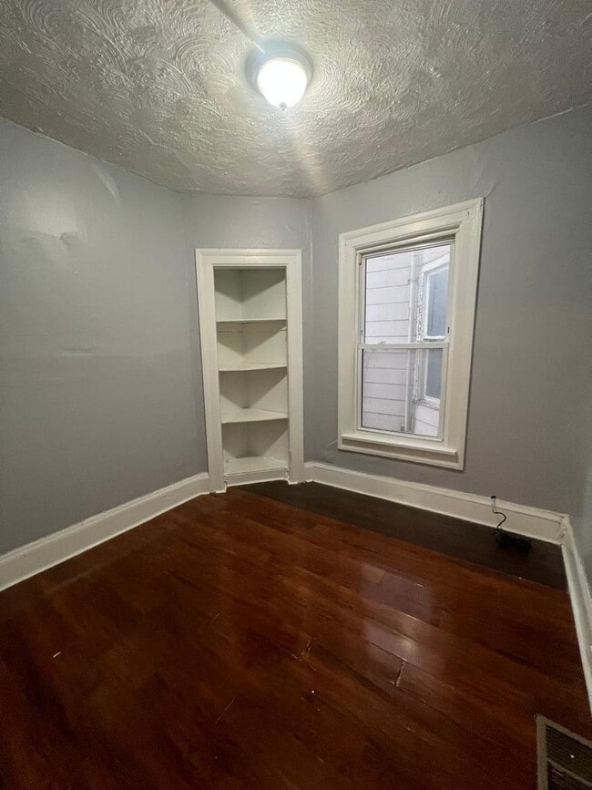 Building Photo - 1563 E 47th St