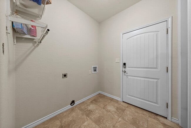 Building Photo - 136 W Maple Dr