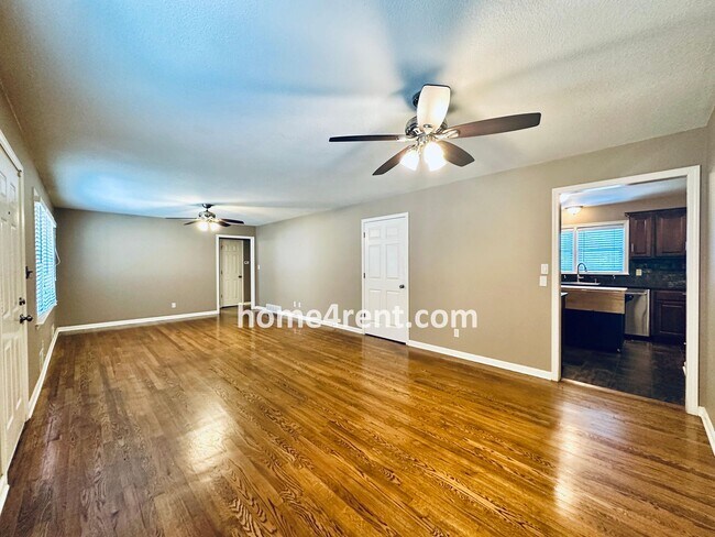 Building Photo - Beautifully Updated Home in Prime Overland...