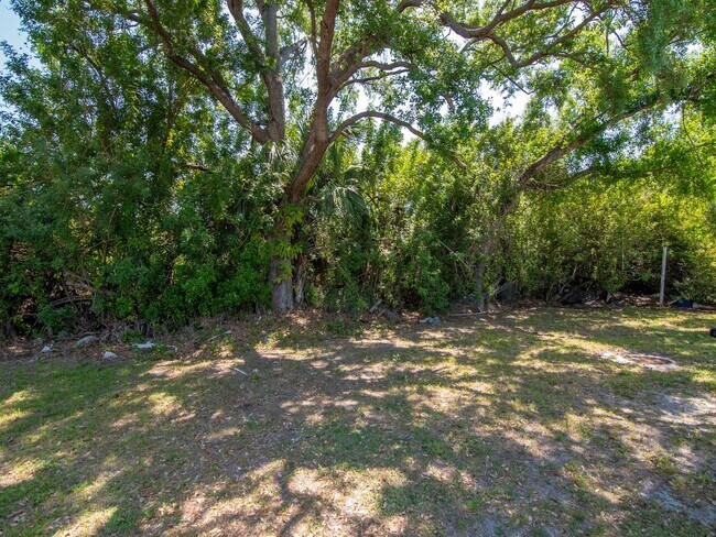 Building Photo - Fully Renovated 3-Bedroom, 2-Bath Rental in Bradenton, FL — $1,895/Month with Pest Control, Trash...