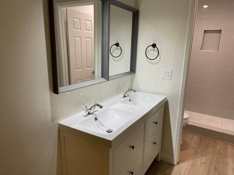 Building Photo - 1517 E Garfield Ave