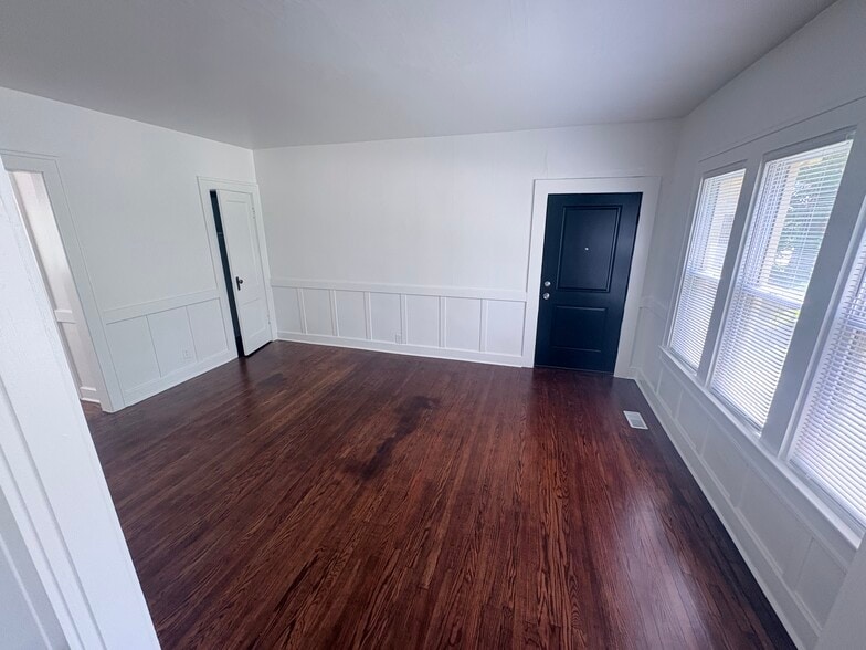 Living Room - 4901 N Washington Blvd