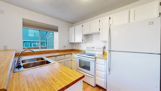 Building Photo - Beautiful Two Bedroom Townhome In Incredible Location!