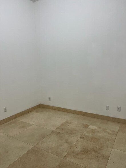 Den - 3029 NE 188th St