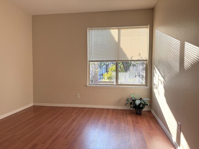 Building Photo - 976 De Soto Ln