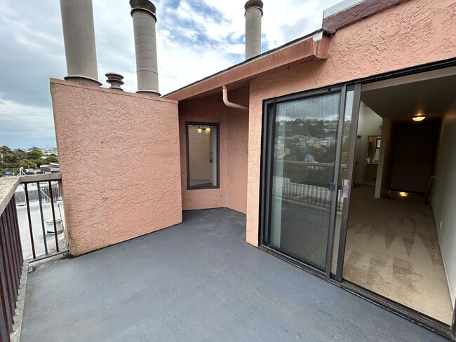 Building Photo - Large, 2 BR / 2 BA with Cathedral Ceilings, Washer and Dryer!