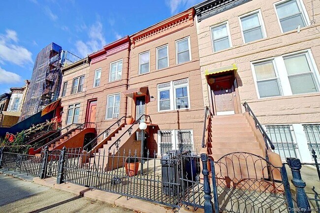Building Photo - 611 Bainbridge St.