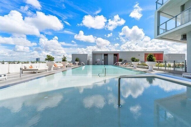 Building Photo - 2000 Metropica Wy