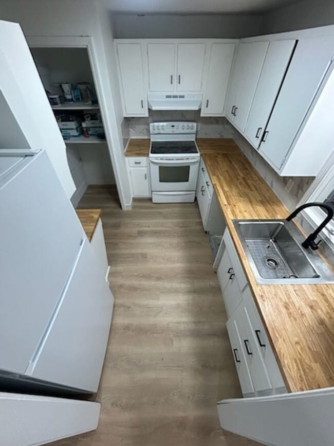 Building Photo - 3 bed 2 bath fenced in yard!!