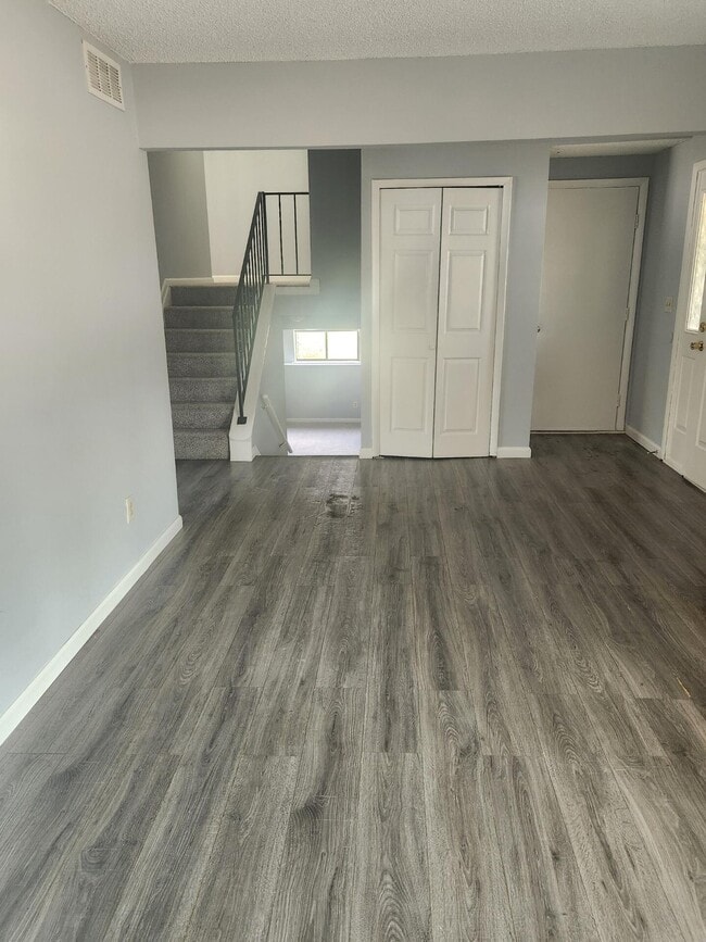 Building Photo - 822 Ronson Ave