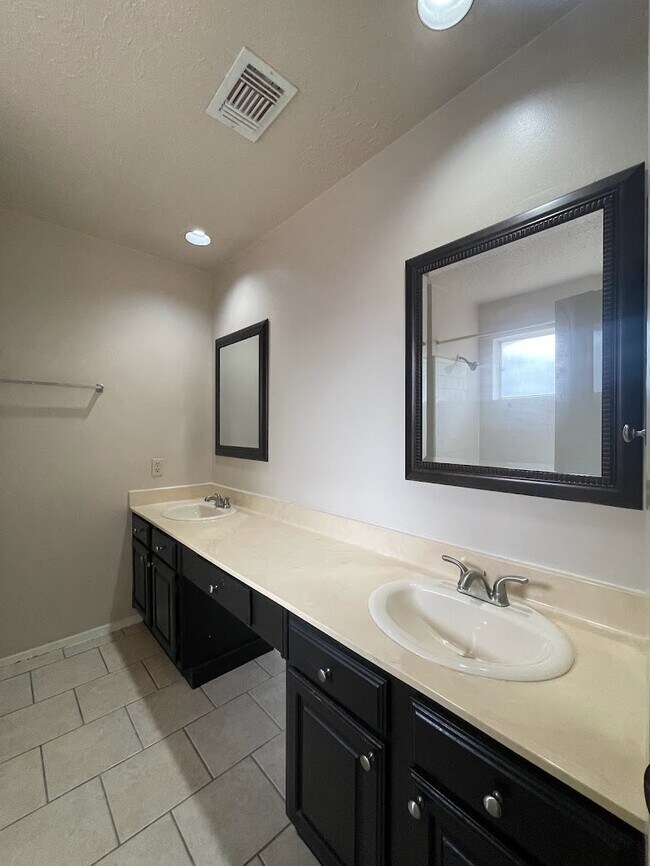 Building Photo - 2126 Collingsfield Dr