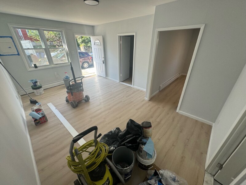 Building Photo - 106 E 5th St