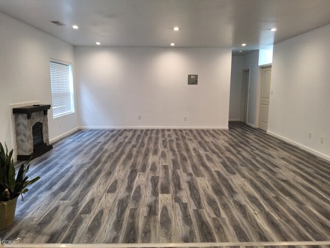 Building Photo - 325 Sunderland Way