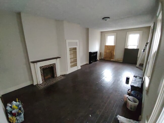 Building Photo - 208 E 9th St