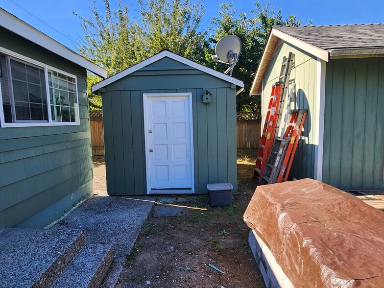 Building Photo - 15732 E Shore Dr