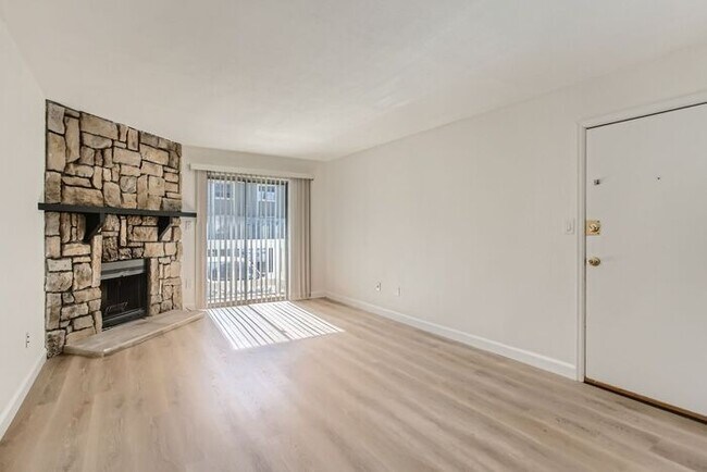 Building Photo - Updated 1BR in Prime DTC Location