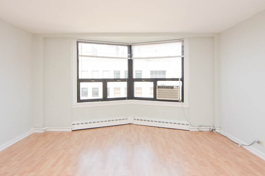 Building Photo - 428 W Wellington Ave
