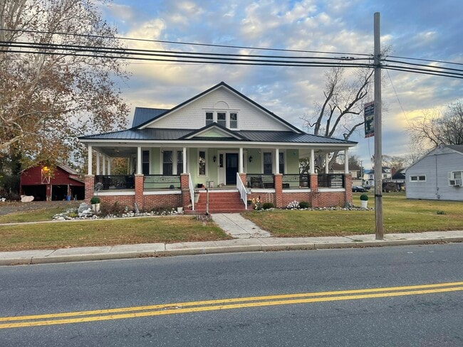 Primary Photo - 705 E State St