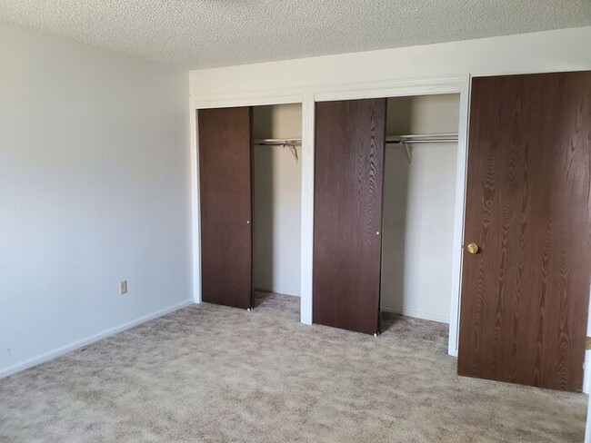 Building Photo - 4517 Parkview Dr