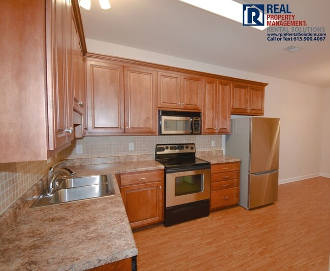 Building Photo - Charming 3 bd 2.5 ba townhouse! Washer/dryer included and attached garage!