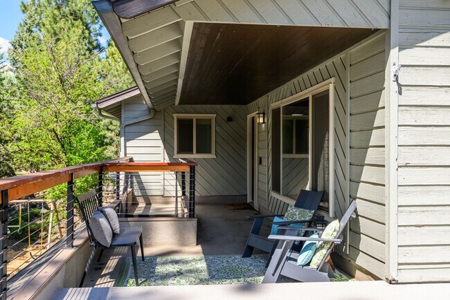 Building Photo - SW Bend Reverse-Living Home on .36 Acres | 5 Bedrooms | 3 Bathrooms