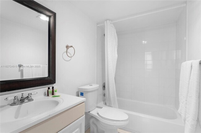 Building Photo - 9440 W Bay Harbor Dr