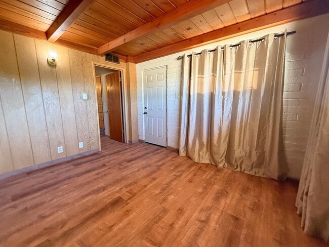 Building Photo - 1049 E 2nd Ave