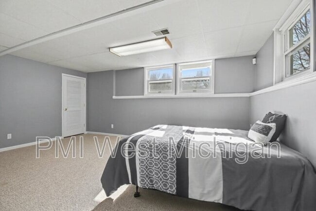 Building Photo - 6593 Crownpointe Dr SW