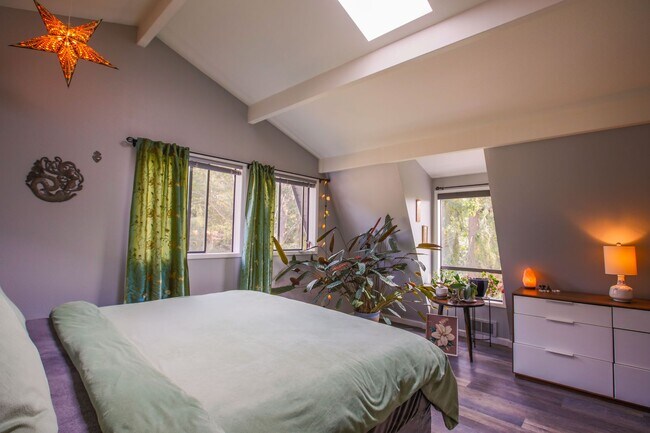 Building Photo - Gorgeous Custom Home!  Pet friendly and La...