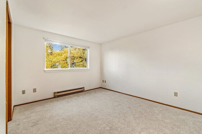 Building Photo - 715 N 130th St