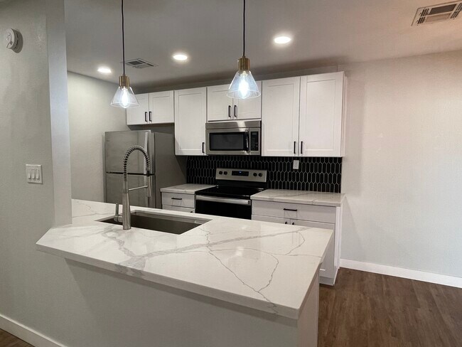 Building Photo - 1111 N 84th Pl