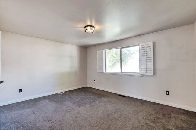 Building Photo - Awesome 4 Bedroom Home in Orem w 2 car garage