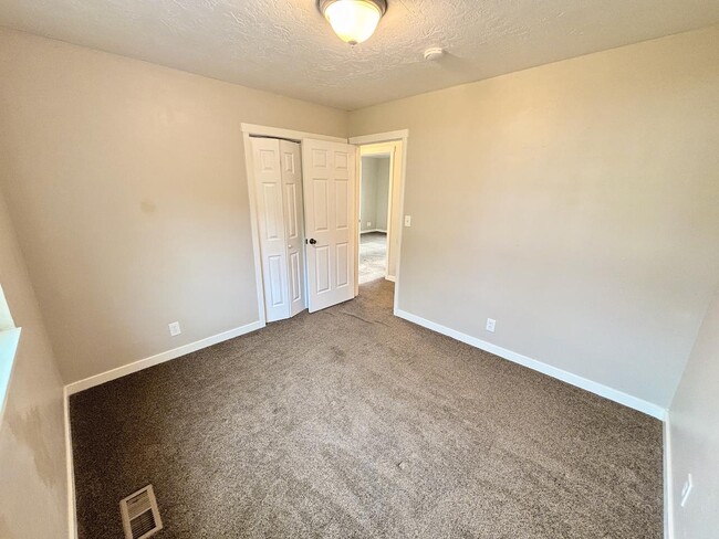 Building Photo - 1652 400 E
