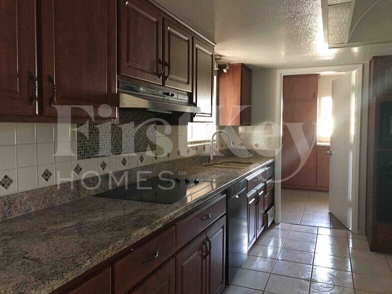 Building Photo - 4826 W Paradise Ln