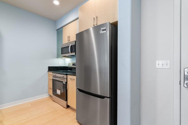 Building Photo - Luxury condo in the heart of downtown Santa Cruz!