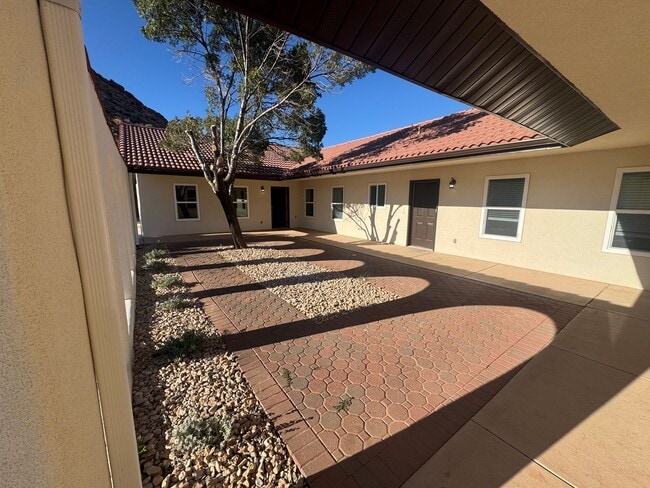 Building Photo - 75 E Roundy Mountain Rd
