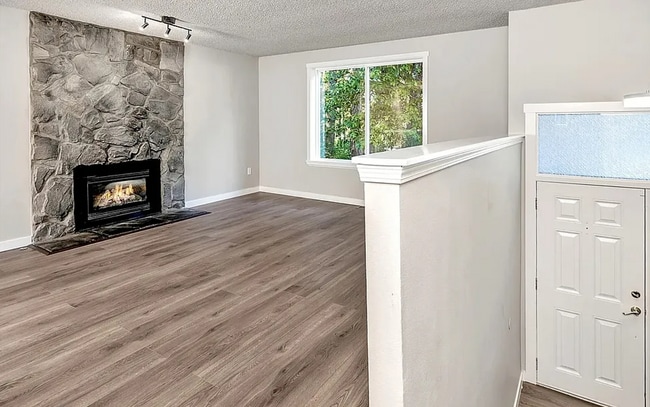 Building Photo - 4 bedroom delightful craftsman home in Cov...