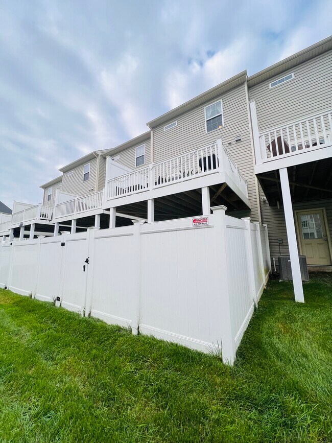 Building Photo - 8355 Daydream Cres