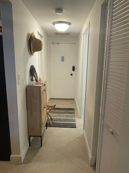 Building Photo - 999 Brickell Bay Dr