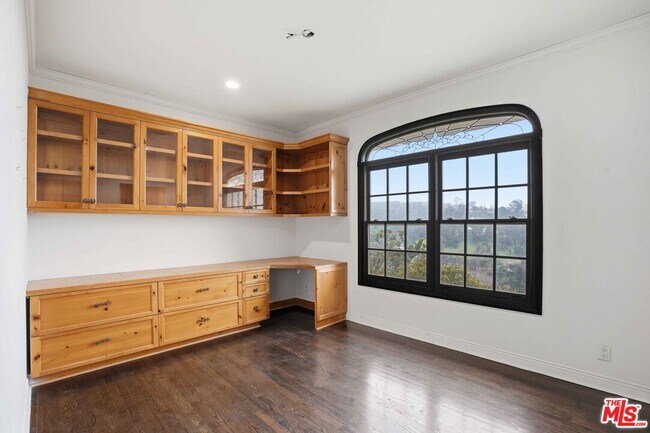 Building Photo - 1036 El Medio Ave