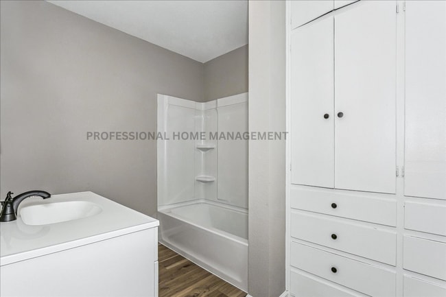Building Photo - 4 bedroom/ 2 bath home on a spacious half-...
