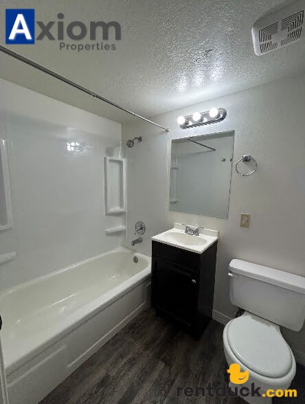 Building Photo - 322 S. 11th-Unit B (downstairs)