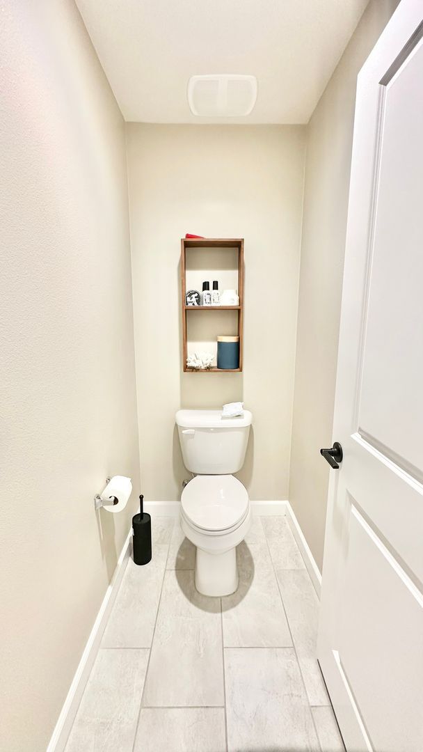 Building Photo - Beautiful "Model" Show Townhome in the Gat...